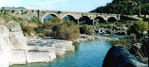Veduta dal basso del ponte di Castiglione di Sicilia (CT)