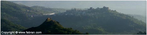 Panorama della Valle Alcantara, in fondo Castiglione di Sicilia (CT) e il castello normanno di Francavilla di Sicilia(ME)