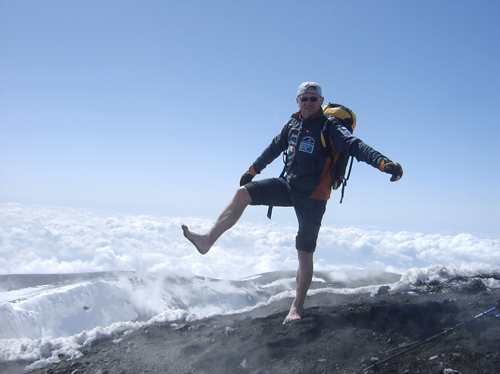 Foto: Perry, scalzo sull'Etna