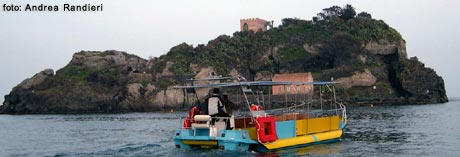 La barca con la chiglia trasparente -- foto: Andrea Randieri
