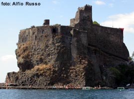 Castello d'Aci visto dal mare -- foto: Alfio Russo