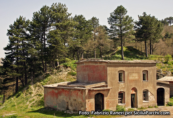 Casale cantoniero di Sella Mandrazzi sui Peloritani 
[click per ingrandire l'immagine]