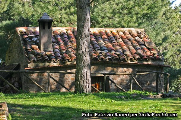 Casa rurale in pietra nel Parco delle Madonie 
[click per ingrandire l'immagine]