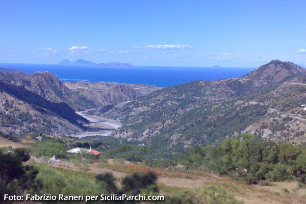 Vista sulle Eolie dal Parco dei Nebrodi
[click per ingrandire l'immagine]