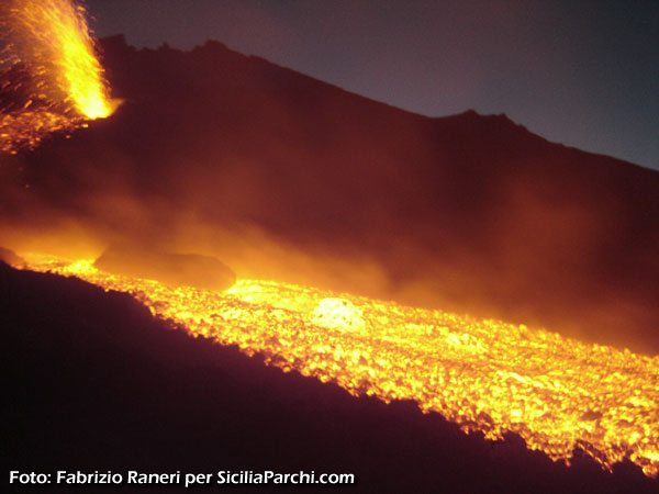 Eruzione notturna dell'Etna
[click per ingrandire l'immagine]