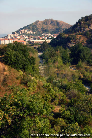 Parco dell'Alcantara - Panorama di Francavilla di Sicilia (ME)
[click per ingrandire l'immagine]