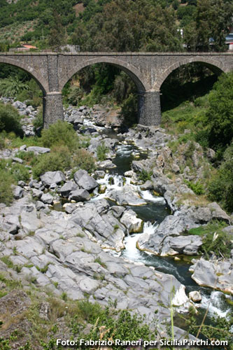 Ponte sul fiume Alcantara
[click per ingrandire l'immagine]