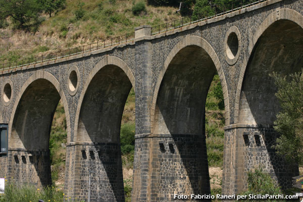 Ponte ferrovia San Cataldo, Motta Camastra (ME)
[click per ingrandire l'immagine]