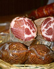 Una delle produzioni agroalimentari tipiche dei Nebrodi: il Salame
