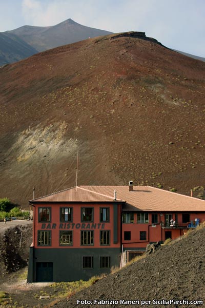 Etna - Vista dai crateri Silvestri
[click per ingrandire l'immagine]