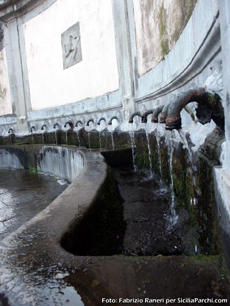 Francavilla di Sicilia (ME) - Fontana dei ''18 schicci''
[click per ingrandire l'immagine]