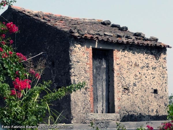 Valle Alcantara (ME) - Abitazione antica realizzata in pietra lavica
[click per ingrandire l'immagine]