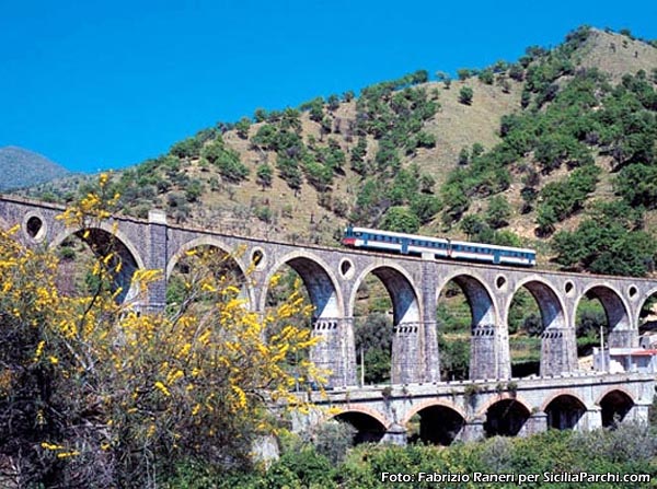 Motta Camastra (ME)
Littorina a gasolio sul ponte in pietra lavica di S. Cataldo
[click per ingrandire l'immagine]