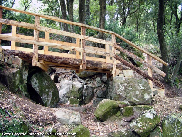 Ponteggio pedonale in legno nella riserva naturale dell'Altesina (EN)
[click per ingrandire l'immagine]