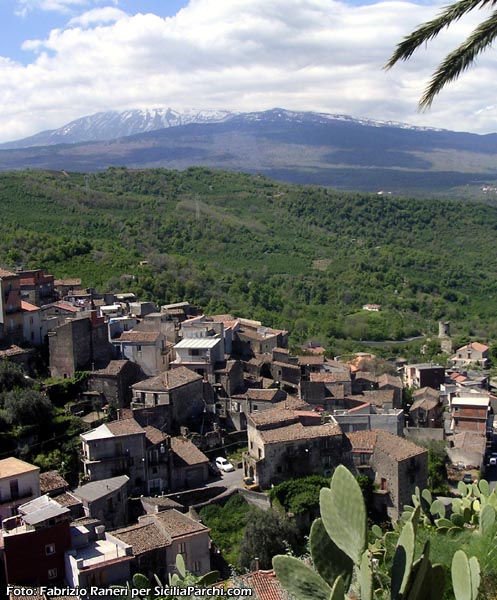 Castiglione di Sicilia (CT) - Vista dell'abitato
[click per ingrandire l'immagine]