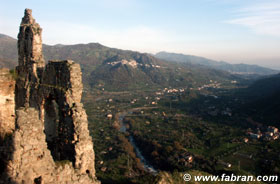 Panorama sulla parte centrale della valle dal Castello di Francavilla di Sicilia (ME)
A valle il scorre l'Alcantara e in fondo Motta Camastra (ME)