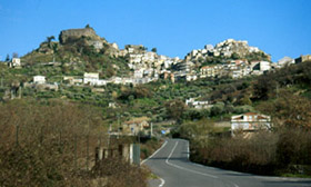 Veduta dal basso di Castiglione di Sicilia (CT), uno dei 20 Comuni del Parco