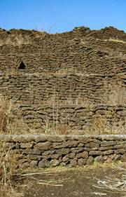 Terrazze con muri portanti costruiti "a secco" utlizzando sassi di pietra lavica
