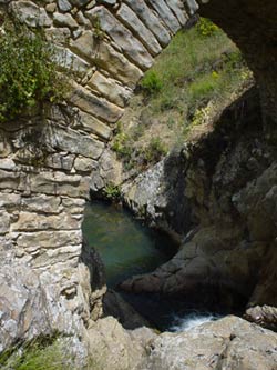 Un particolare del Ponte di Pietra che si incontra nell'itinerario ''Le pietre e l'acqua''