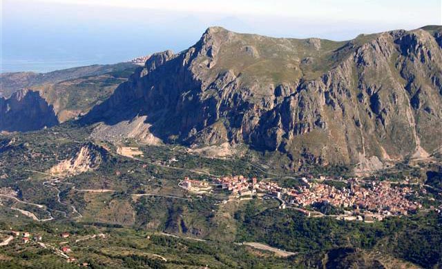 Veduta del paese di Alcara Li Fusi
[click per ingrandire l'immagine]