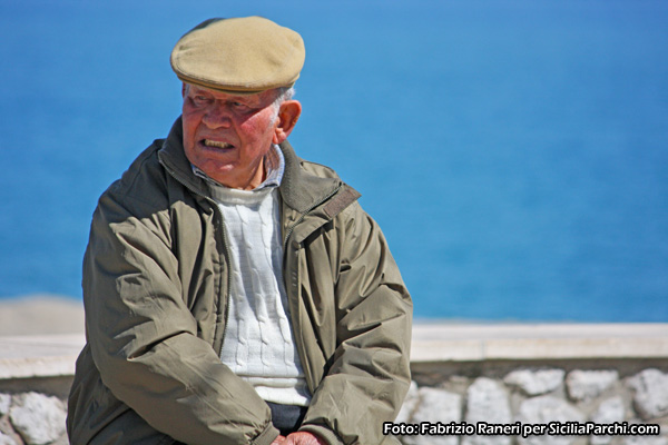 Un uomo anziano che prende il sole vicino al mare 
[click per ingrandire l'immagine]