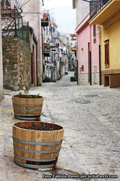 Via tipica di un paese in Provincia di Palermo 
[click per ingrandire l'immagine]