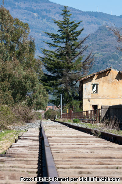 Sentiero per il trekking sulla vecchia linea ferroviaria Taormina-Randazzo [click per ingrandire l'immagine]