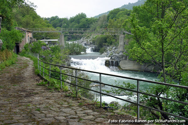 Passerella artificiale sul Fiume Alcantara presso Francavilla di Sicilia [click per ingrandire l'immagine]