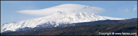 Veduta totale dell'Etna con delle nubi sulla vetta