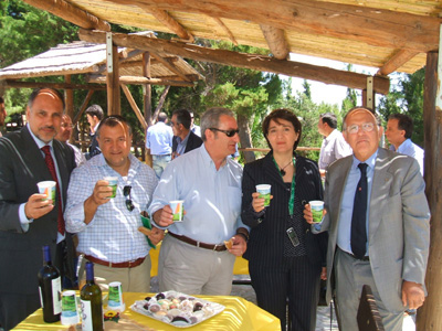 I dirigenti dell'Azienda Foreste brindano al ritorno dell'asino pantesco